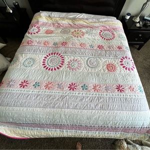 Pottery barn Maya Dandelion quilt- full/Queen with two standard shams